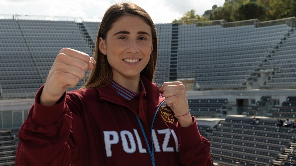 poliziadistato's tweet photo. Sono di marca #Fiammeoro 👮🏼‍♀️ le 2 medaglie vinte dall'Italia 🇮🇹 ai Campionati del mondo 🌍 elite di #pugilato femminile 🥊 #NuovaDelhi2023 #IrmaTesta 🦋 è la più forte nei 57 kg e conquista l'oro🥇 mentre #SirineCharaabi si mette al collo l'argento 🥈 nei 52 kg #wwchdelhi 💪👏👏👏 https://t.co/ljagiXHfel