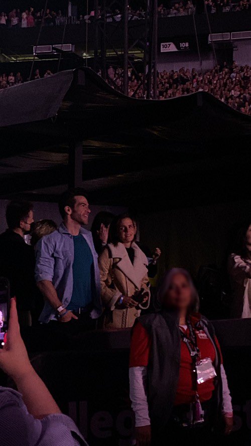 EmmaWatson_Fra's tweet photo. Emma a été aperçue hier à Los Angeles puis à Las Vegas au concert de Taylor Swift.

#EmmaWatson https://t.co/21trjho11e