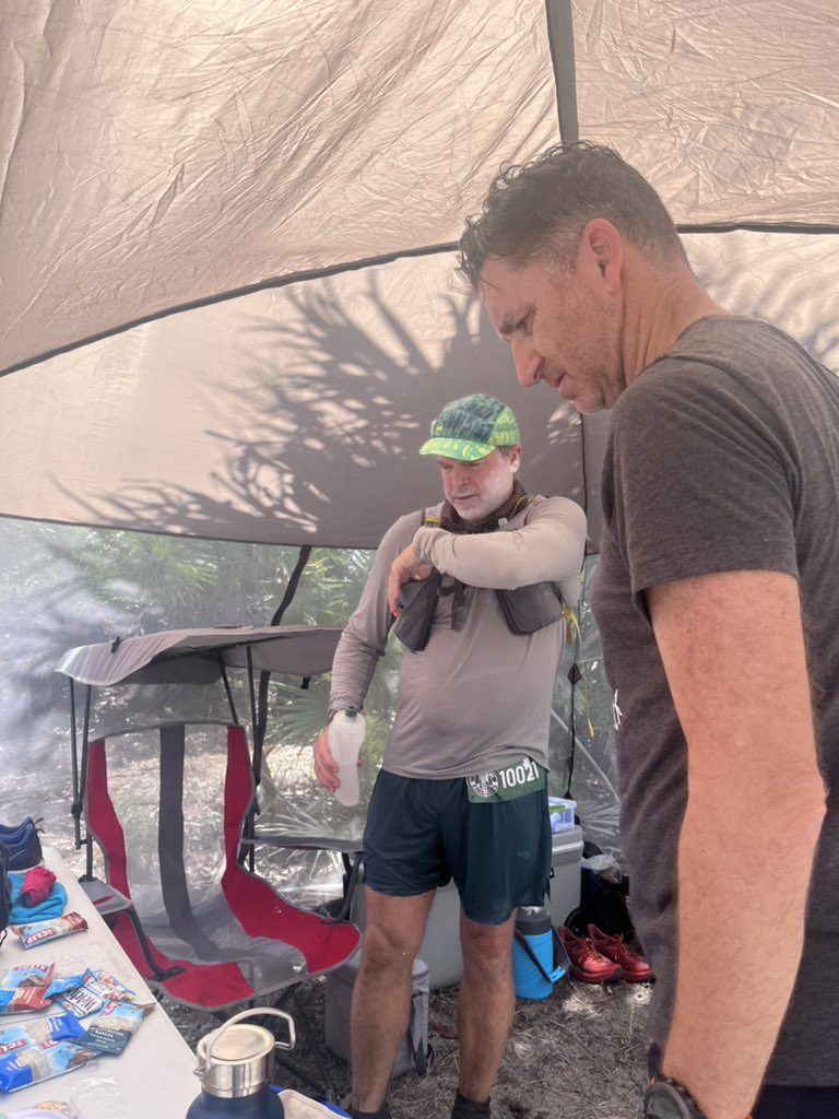 joshtheAGI's tweet photo. Dave came in at 2:05pm and left at 2:10pm on mile 33. Looked amazing. https://t.co/3BXdLjvoTM