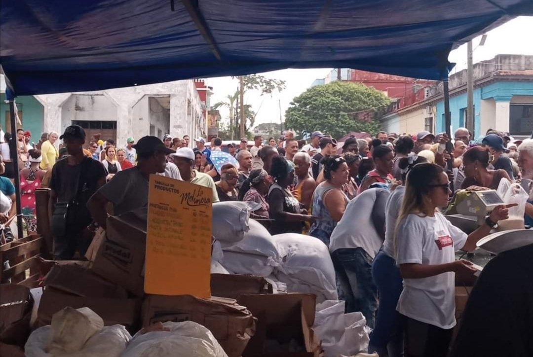 GHNordelo5's tweet photo. En San Miguel del Padrón, como en otros municipios a lo largo y ancho de #Cuba, se están desarrollando ferias con la participación de empresas estatales y privadas, campesinos y trabajadores por cuenta propia. #YoVotoXTodos #CDRCuba https://t.co/rycA3nw6y0