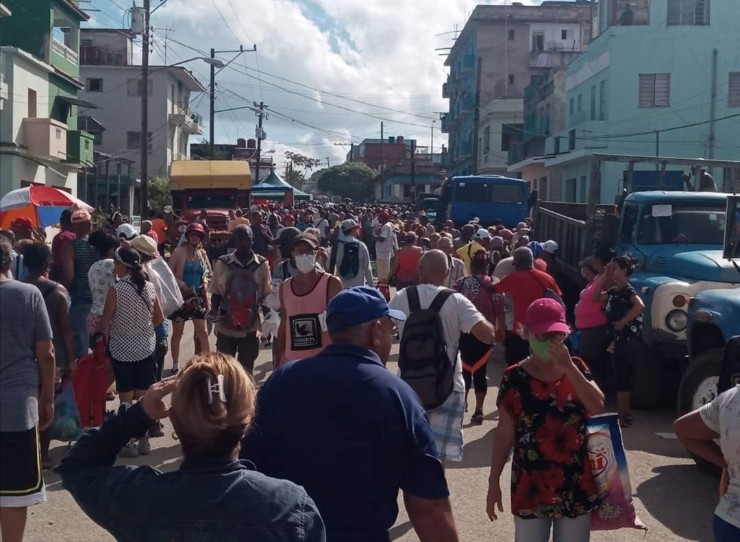 En San Miguel del Padrón, como en otros municipios a lo largo y ancho de #Cuba, se están desarrollando ferias con la participación de empresas estatales y privadas, campesinos y trabajadores por cuenta propia. #YoVotoXTodos #CDRCuba