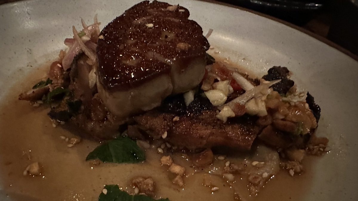 rwang0's tweet photo. MyPOV: just amazing food and cocktails off the strip at Sparrow + Wolf on Spring Mountain #LVLife #foodie https://t.co/enYhHjFBG9