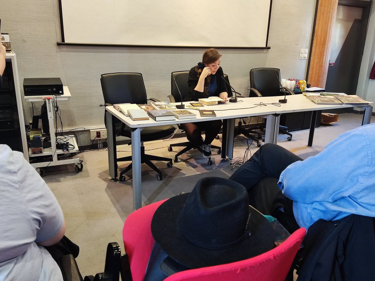 javimgol's tweet photo. Hoy celebramos #DiadeLeeraTolkien #TolkienReadingDay2023 los smiales madrileños de la @SocTolkien- @Tolkien_numenor,@SmialBolson y #Hammo -con lecturas, quiz con premios gracias a @minotaurolibros y campanadas de Lacasitos para celebrar el Año Nuevo Gondoriano #TolkienReadingDay https://t.co/VLneZx6GAO