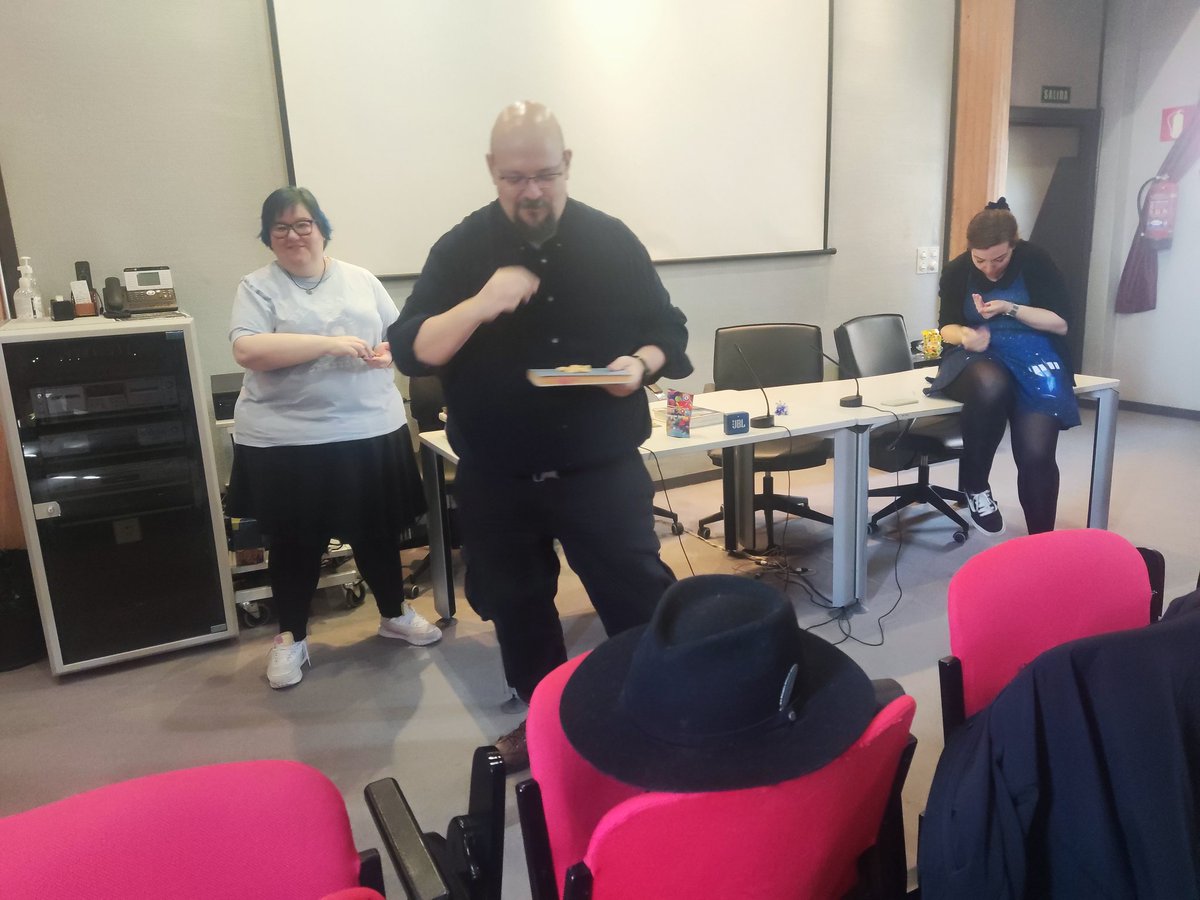 javimgol's tweet photo. Hoy celebramos #DiadeLeeraTolkien #TolkienReadingDay2023 los smiales madrileños de la @SocTolkien- @Tolkien_numenor,@SmialBolson y #Hammo -con lecturas, quiz con premios gracias a @minotaurolibros y campanadas de Lacasitos para celebrar el Año Nuevo Gondoriano #TolkienReadingDay https://t.co/VLneZx6GAO