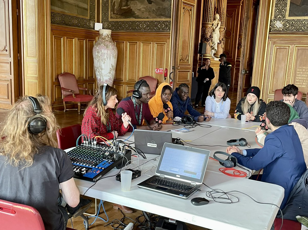 Helenebidard's tweet photo. Très beau succès pour le forum #BalanceTonWeb à l’Hôtel de Ville de @Paris cet après-midi avec plusieurs centaines de personnes qui ont profité des rencontres, ateliers et animations avec des journalistes et professionnel•les !
Un grand merci à tou•tes les participant•es ! https://t.co/lfH2WUpwv7