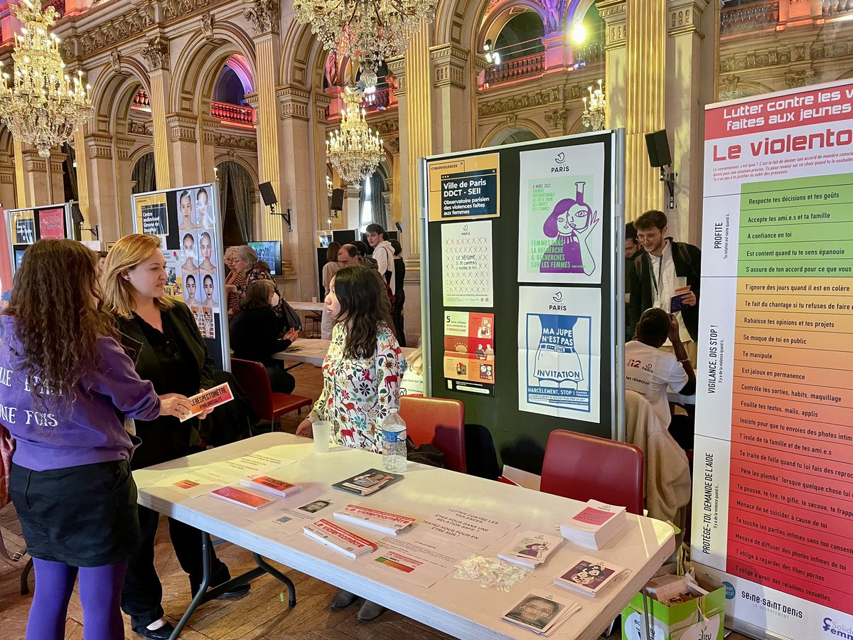 Helenebidard's tweet photo. Très beau succès pour le forum #BalanceTonWeb à l’Hôtel de Ville de @Paris cet après-midi avec plusieurs centaines de personnes qui ont profité des rencontres, ateliers et animations avec des journalistes et professionnel•les !
Un grand merci à tou•tes les participant•es ! https://t.co/lfH2WUpwv7