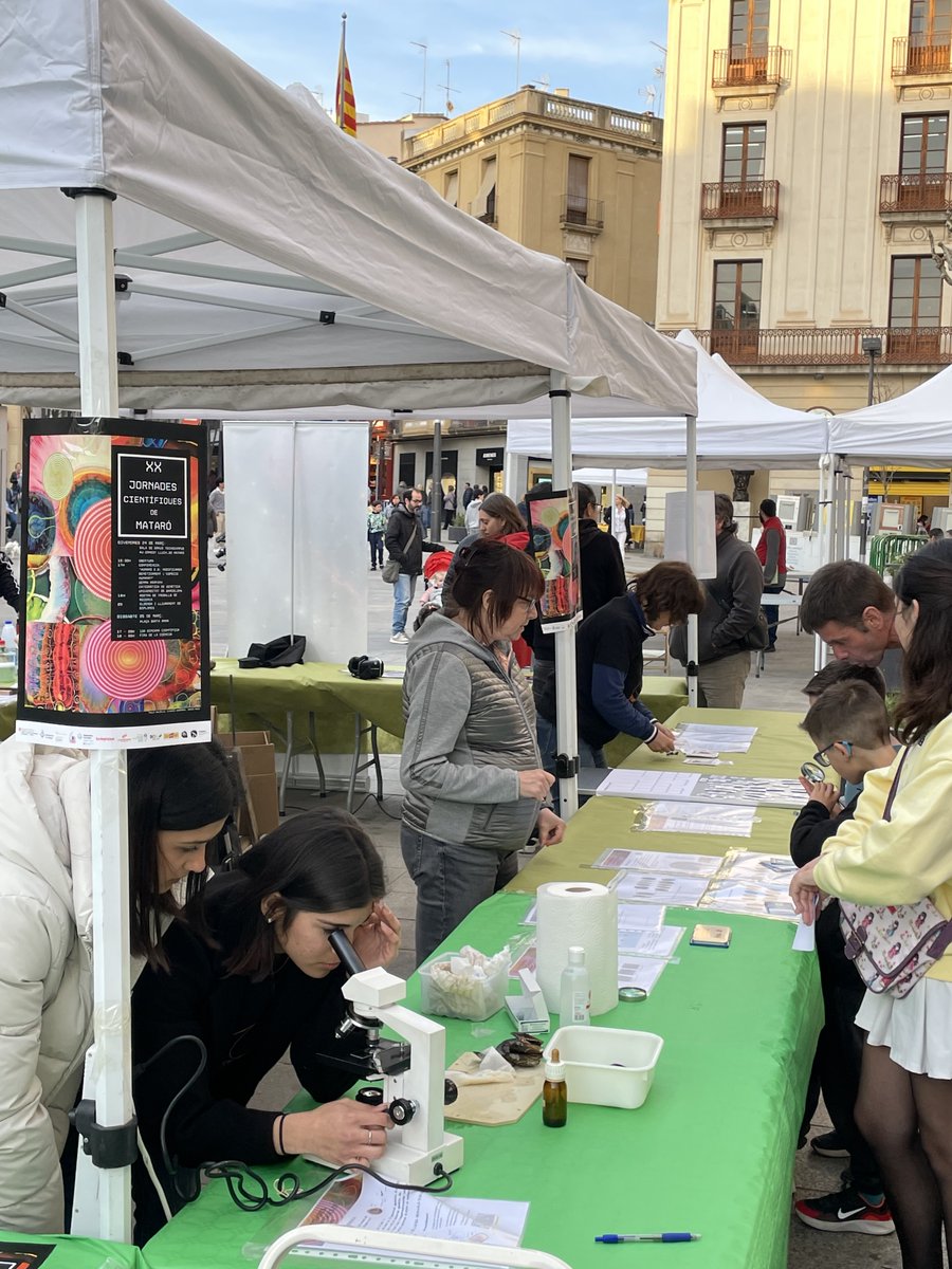 EducacioMataro's tweet photo. La genètica ha estat el tema de la Fira de la Ciència, que ha tingut lloc a la plaça de Santa Anna en el marc de les XX Jornades Científiques de Mataró. Professors i alumnes de @ins_pcadafalch, @Satorras1, @InsThos, @INS_Campeny, Freta i @escolapiamataro n'han estat els artífexs. https://t.co/COAmKT0hvQ