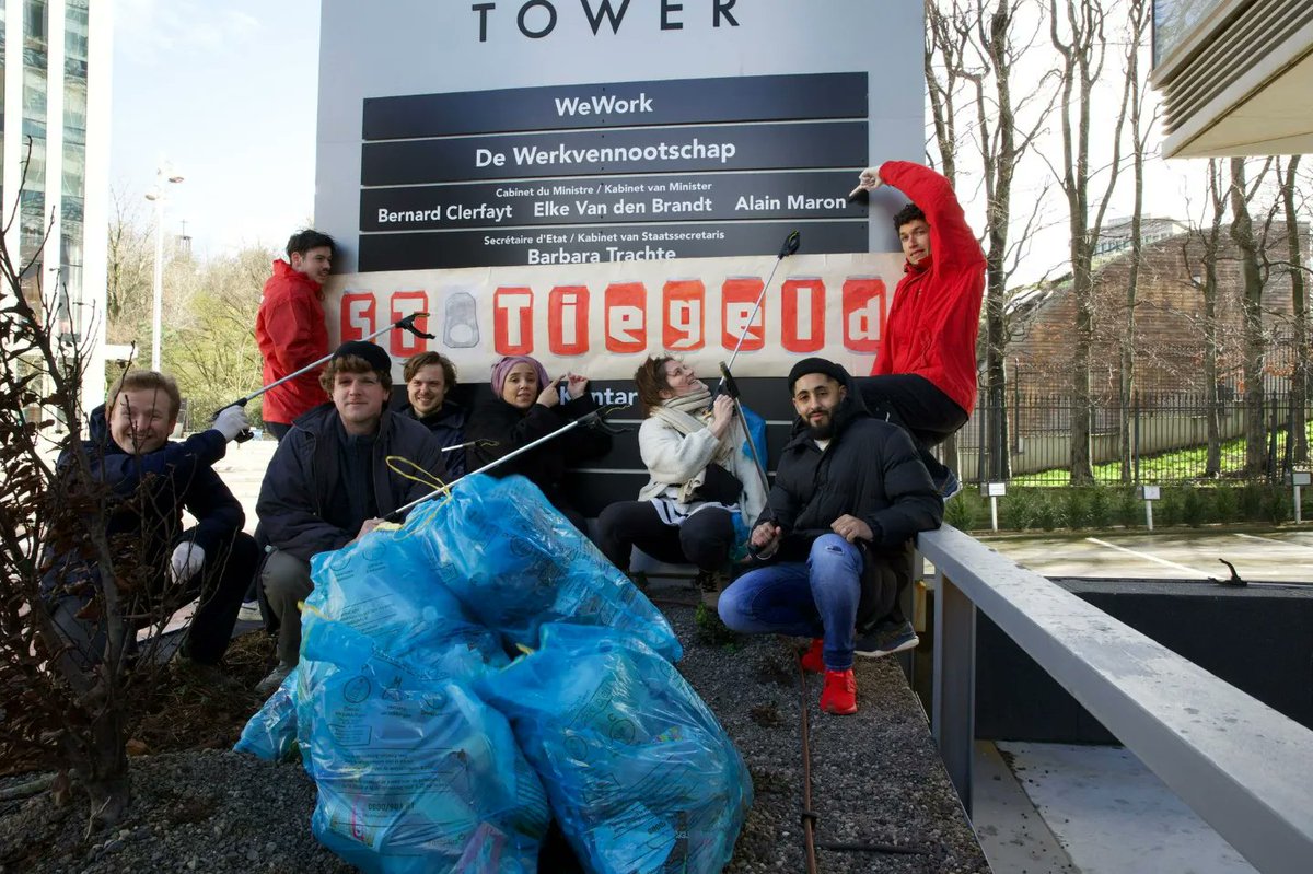 We want #statiegeld, and we want it now! 

Op 1 uur tijd zamelden we meer dan 8 (!) zakken plastic flessen, blikjes en ander PMD-afval in. 

Als symbolische daad leverden we onze 'buit' af aan het kabinet van minister <a href="/alainmaron/">Alain Maron 🌍🌻</a> 

Hoog tijd voor #statiegeld!