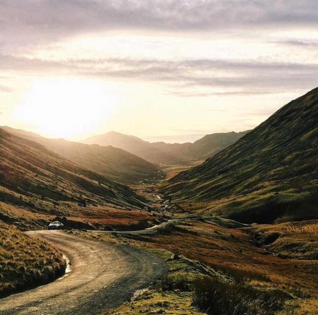 thelakes100's tweet photo. Sunset from the fell roads 🌄

@postcardsbyella 

#ukwalking #thelakes100 #ukwalks #hillwalking #peakdistrict #LakeDistrict 
#explore #vanlife #life #nature #photography #NaturePhotography https://t.co/vohr7ZD2Q7
