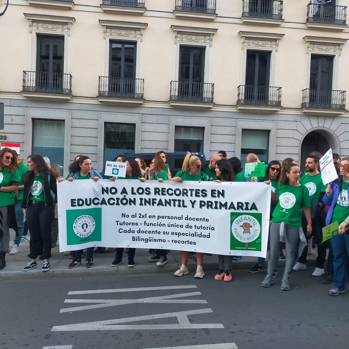 primariaresiste's tweet photo. Ya estamos en la Consejería de Educación. #ManiEducación25M https://t.co/2GxBIc6OjC