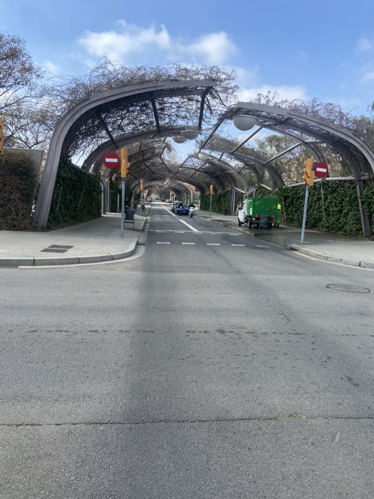 filipwatteeuw's tweet photo. ���🏻‍♀️De stad inrichten voor de mensen die er wonen, daar gaat het om!
🌳Meer groen &amp; ruimte voor ontmoeting. Minder autoverkeer. 
🌈 Steden die voorop lopen inspireren, &amp; worden geïnspireerd. Ook het Gentse mobiliteitsbeleid valt op. #Ghentify
Hartverwarmend congres in Barcelona! 💚 https://t.co/dmAXDE4IM9