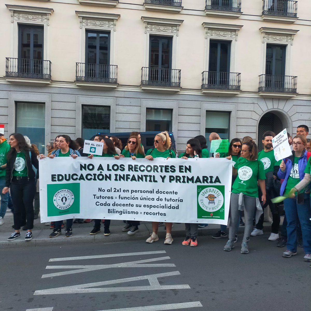 primariaresiste's tweet photo. Ya estamos en la Consejería de Educación. #ManiEducación25M https://t.co/2GxBIc6OjC