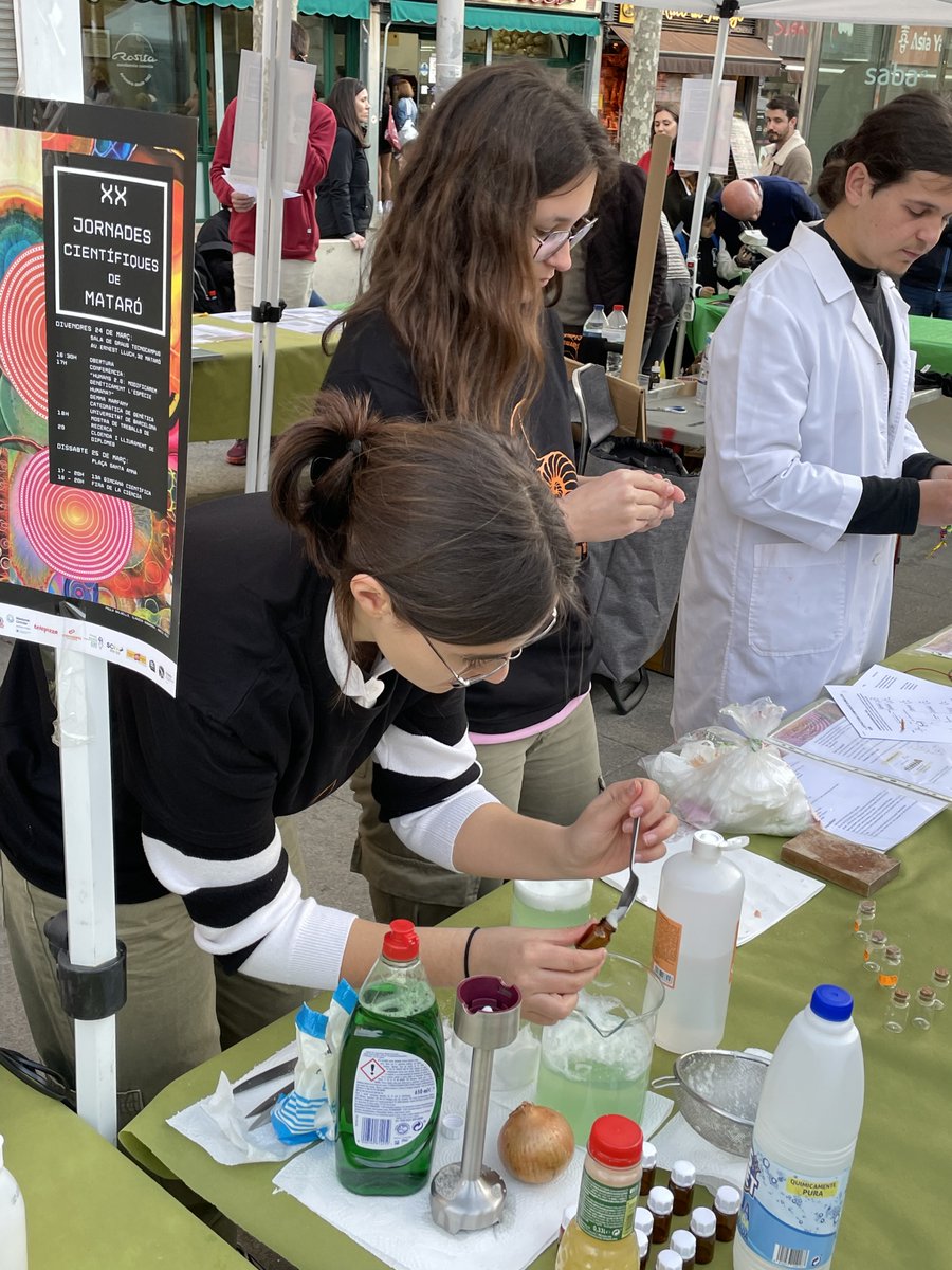 EducacioMataro's tweet photo. La genètica ha estat el tema de la Fira de la Ciència, que ha tingut lloc a la plaça de Santa Anna en el marc de les XX Jornades Científiques de Mataró. Professors i alumnes de @ins_pcadafalch, @Satorras1, @InsThos, @INS_Campeny, Freta i @escolapiamataro n'han estat els artífexs. https://t.co/COAmKT0hvQ