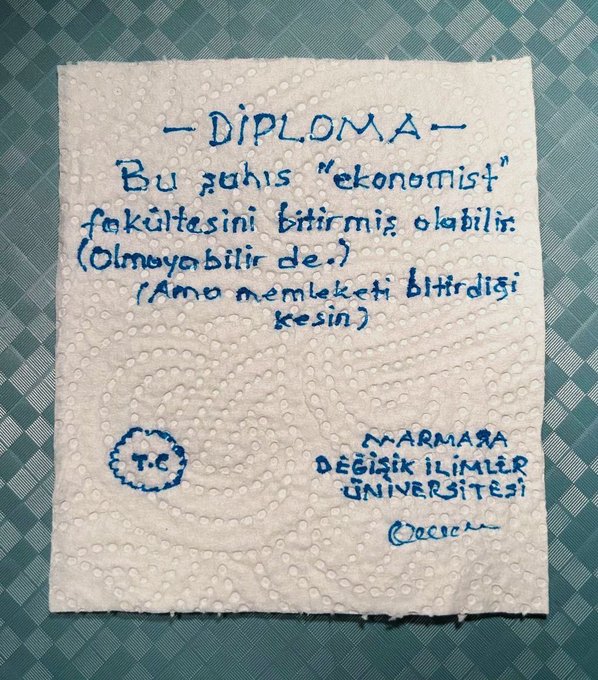 Görselde, Selahattin Demirtaş'ın mavi bir kalemle, bir peçeteye yazarak hazırladığı diploma bulunuyor. Diplomada yazanlar şu şekilde: Bu şahıs, ekonomist fakültesini bitirmiş olabilir, olmayabilir de. Ama memleketi bitirdiği kesin. Türkiye Cumhuriyeti Marmara Değişik İlimler Üniversitesi. İmza.