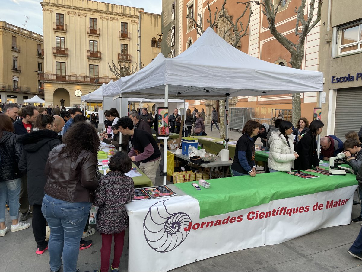 EducacioMataro's tweet photo. La genètica ha estat el tema de la Fira de la Ciència, que ha tingut lloc a la plaça de Santa Anna en el marc de les XX Jornades Científiques de Mataró. Professors i alumnes de @ins_pcadafalch, @Satorras1, @InsThos, @INS_Campeny, Freta i @escolapiamataro n'han estat els artífexs. https://t.co/COAmKT0hvQ