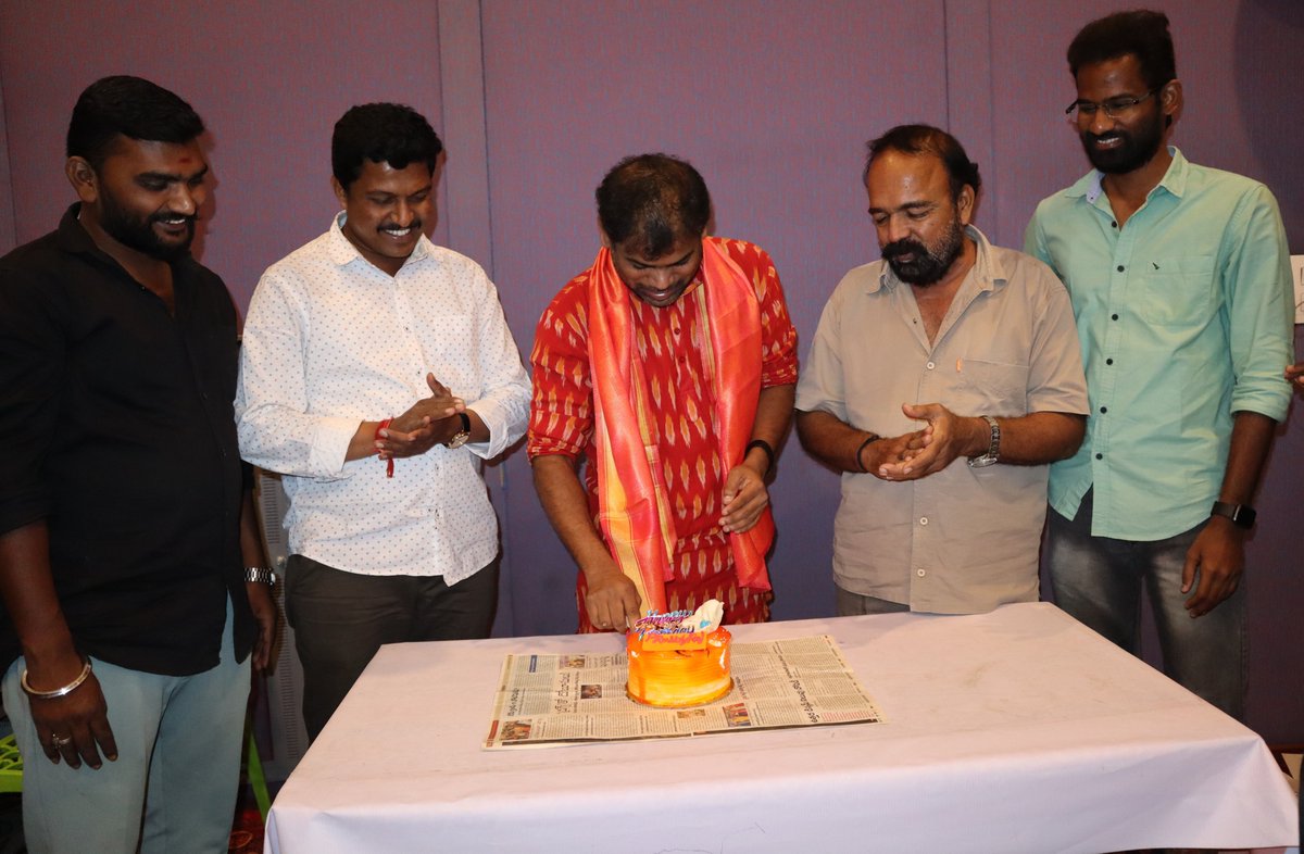 PranayrajV's tweet photo. ఈరోజును నా జీవితంలో గుర్తుండిపోయే రోజులా నాకందించిన

DrMallesh Balast అన్న
Batthini Vinay Kumar Goud అన్న
Batthula Ganesh Goud అన్న
Giri Potharaju డియర్
Sravan Kumar Aepoori తమ్ముడు
Nagaraj Janagam తమ్ముడు

మీకు శనార్తులు 😍😍😍 https://t.co/0suxoTh0d1