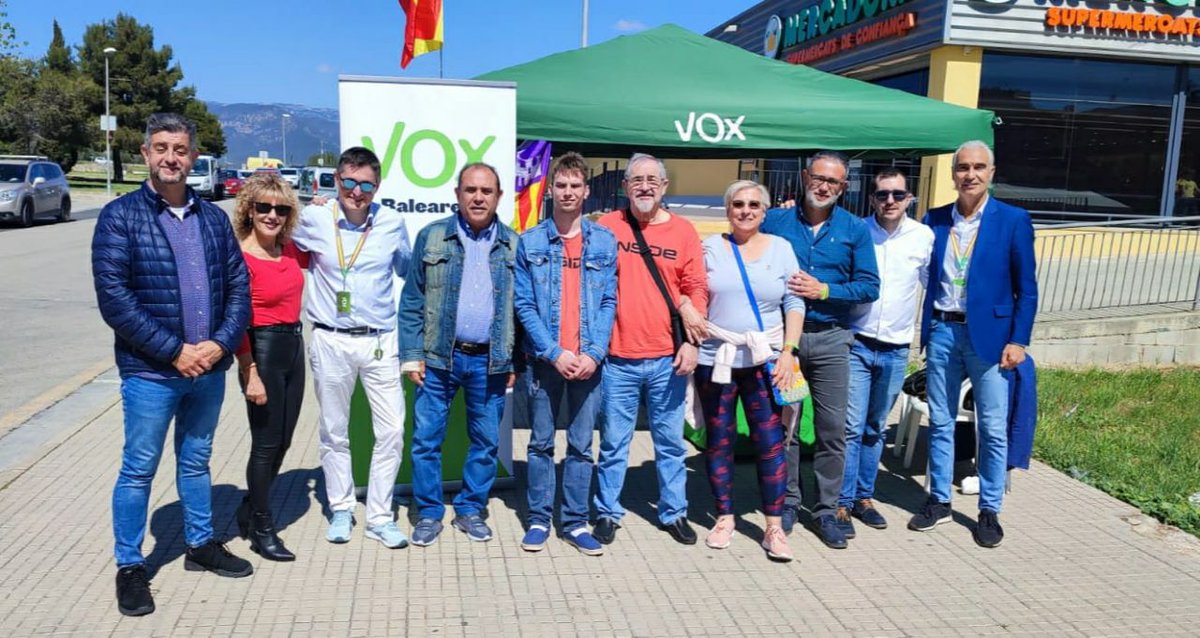 voxmarratxi's tweet photo. 📷 MESA INFORMATIVA EN SANT MARÇAL

📢 En Sant Marçal, escuchamos a los marratxiners y sus preocupaciones. La inseguridad, traslado de Mercadona, abandono del recinto ferial, suciedad y descontrol de obras son temas contenidos en nuestro programa electoral. #CuidaLoTuyo 💚 https://t.co/agtlvzcv9y
