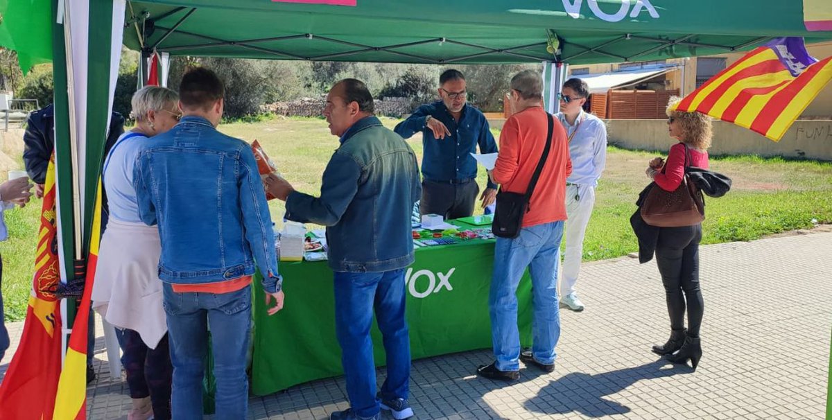 voxmarratxi's tweet photo. 📷 MESA INFORMATIVA EN SANT MARÇAL

📢 En Sant Marçal, escuchamos a los marratxiners y sus preocupaciones. La inseguridad, traslado de Mercadona, abandono del recinto ferial, suciedad y descontrol de obras son temas contenidos en nuestro programa electoral. #CuidaLoTuyo 💚 https://t.co/agtlvzcv9y