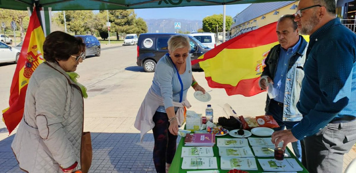 voxmarratxi's tweet photo. 📷 MESA INFORMATIVA EN SANT MARÇAL

📢 En Sant Marçal, escuchamos a los marratxiners y sus preocupaciones. La inseguridad, traslado de Mercadona, abandono del recinto ferial, suciedad y descontrol de obras son temas contenidos en nuestro programa electoral. #CuidaLoTuyo 💚 https://t.co/agtlvzcv9y