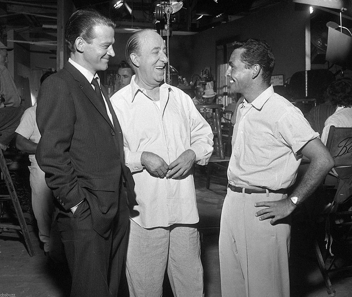 Today's cool photo, from L to R:
Murray 'Mayor in 'Jaws' Hamilton, comic Ed Wynn & Master Rod Serling.
They're on the set of the S01E02 episode of #TheTwilightZone ....

#ATouchOfClass