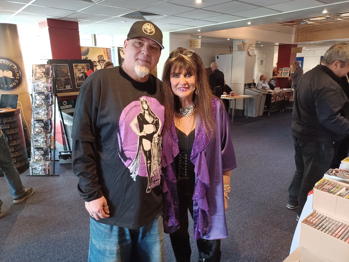 With the wonderful #CarolineMunro at @TalkingPicsTV @Renown_Pictures festival of film #HorrorCommunity #HorrorFamily #HorrorAddict #HorrorFanatic #CarolineMunro #CellarClub