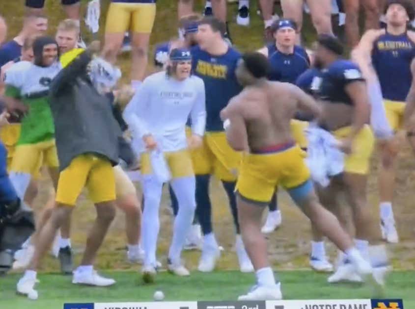 The Notre Dame Football Team Is The Ultimate Hype Crew, Show Up To The Lacrosse Game vs Virginia At Halftime And Go Nuts barstoolsports.com/blog/3461077/t…