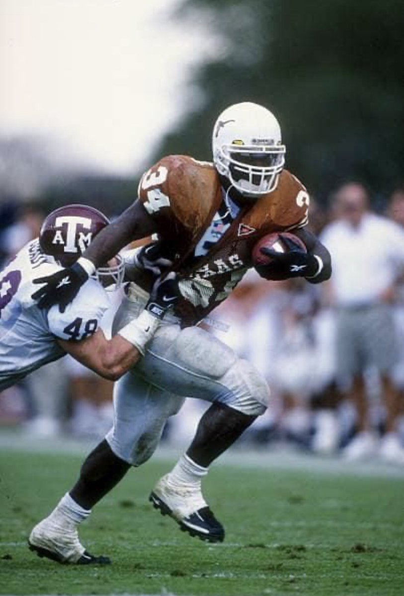 CoachJayWag's tweet photo. One of the best college running backs killed the game in some molded bottom Nike Sharks😬 I’m over here paying $300 for cleats for my kids and this guy Ricky did it all in $49.95 cleats 😆 https://t.co/L7FDEqF3t5