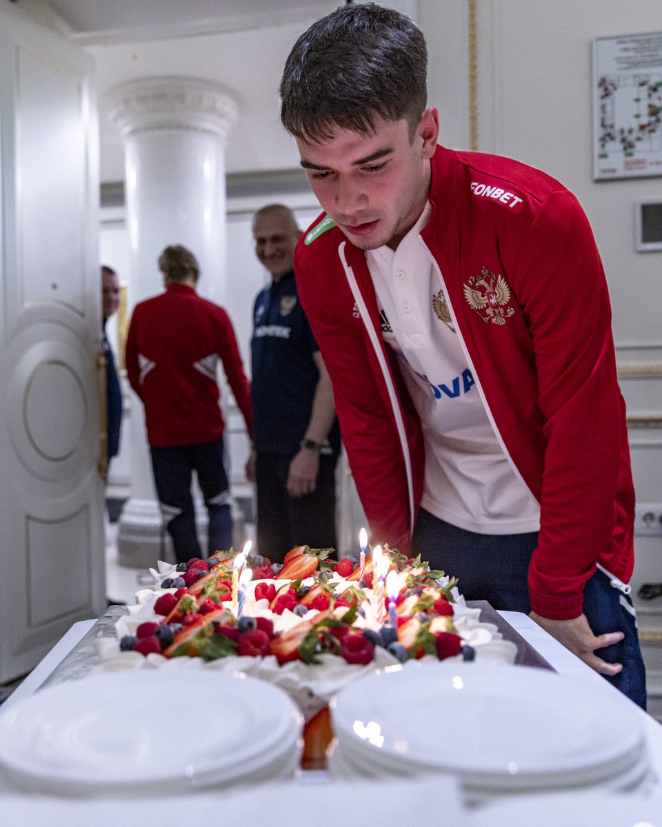 Погасили свечи, загадали желание 🎂

Команда поздравила Данила Пруцева с днём рождения 😍