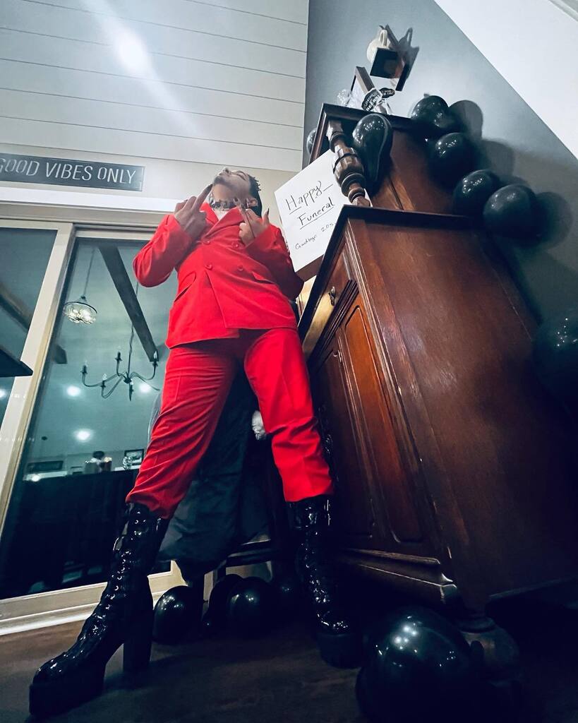 ErysRomeo's tweet photo. HAPPY 30th to meโฅ๏ธ๐
.
.
๐ท: @das_art_photography #redsuit #birthdayboy๐ #30where #instagay #gay #meninsuits #gayfemme #meninheels #birthday #420 #fashion https://t.co/YjmpWBBok0 https://t.co/cE0lSIhlsp