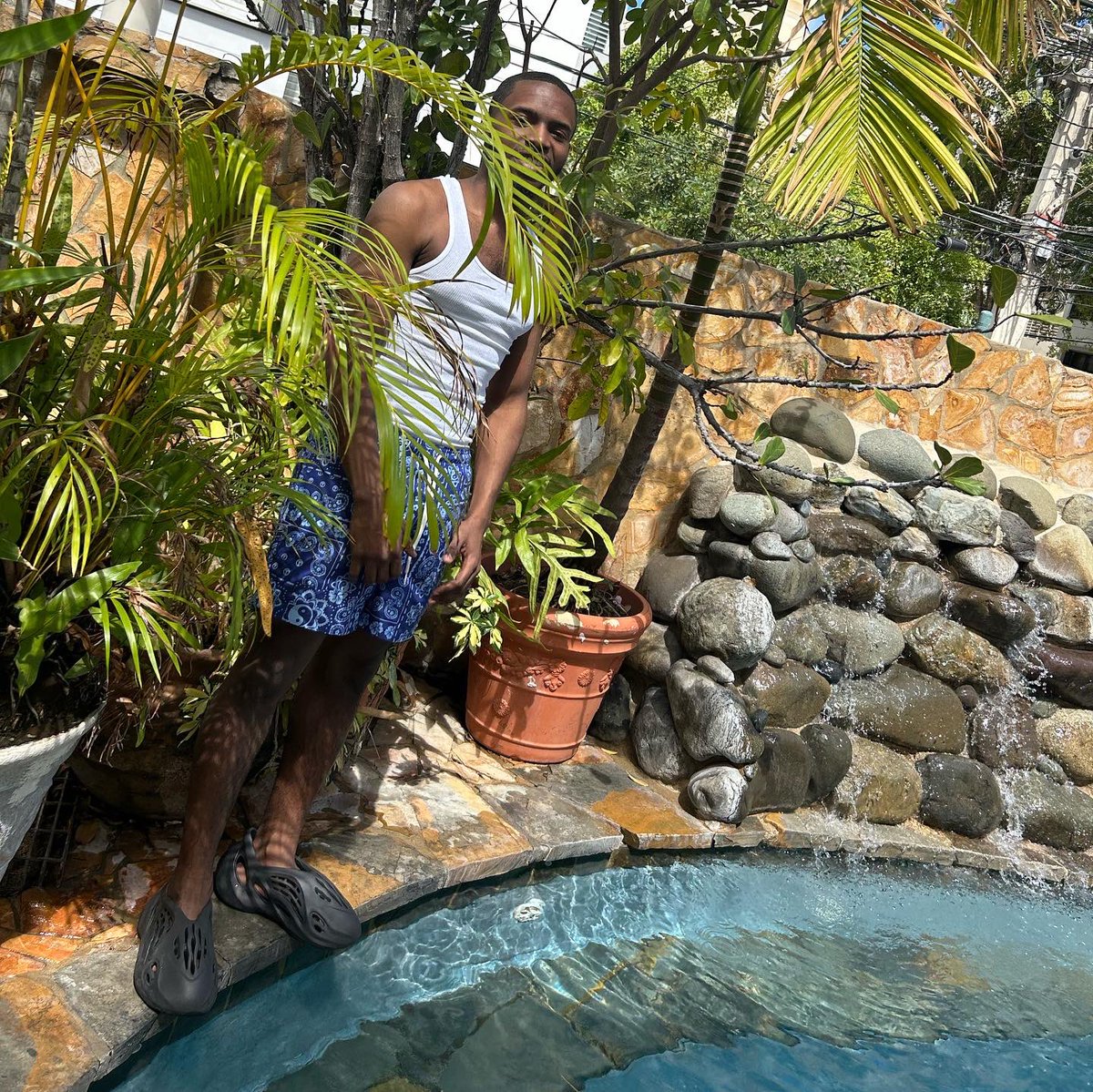 ggcitoo's tweet photo. My story gave me two choices : sink or swim.🦈 https://t.co/bjfNTRfBOD