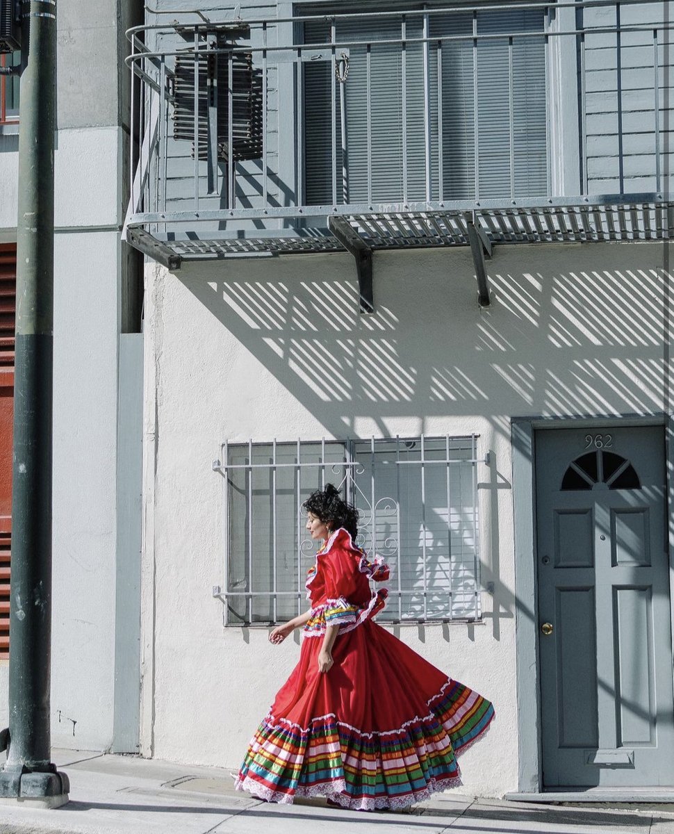 shoplatinx's tweet photo. Sábado farmer’s market fit with the stunning @vianneyharelly 💐

Via @stephroars for @threadmag

 #ShopLatinx #DestinationforDiscovery https://t.co/nl3Iu1p2L4