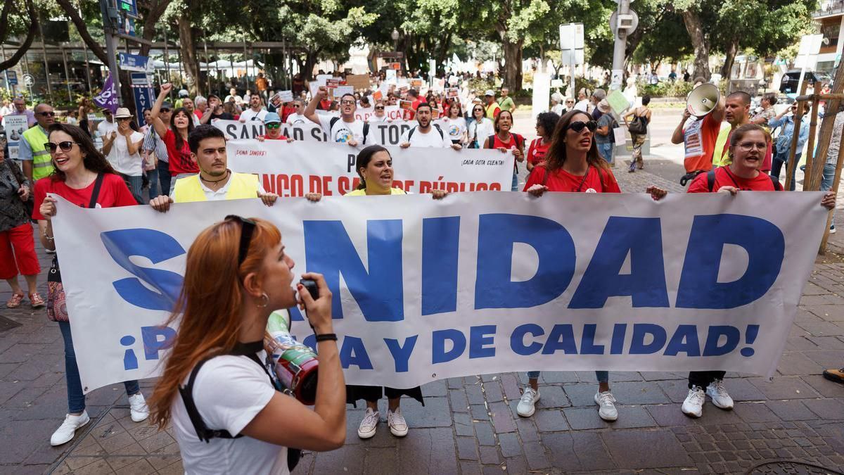 Hoy hemos estado junto a las miles de personas que han tomado las calles en Andalucía, Asturies y Canarias para luchar por una sanidad 100% pública, sin empresas y sin recortes, bajo control democrático de la clase trabajadora. Gobierne quién gobierne, la sanidad se defiende ✊