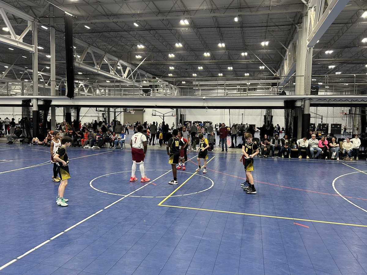 BJags2030's tweet photo. Tip-off in #spookynook #PA #agamehoops #baystatejags #classof2030 #basketball #tourney #AAU https://t.co/DdBlr1vVAI