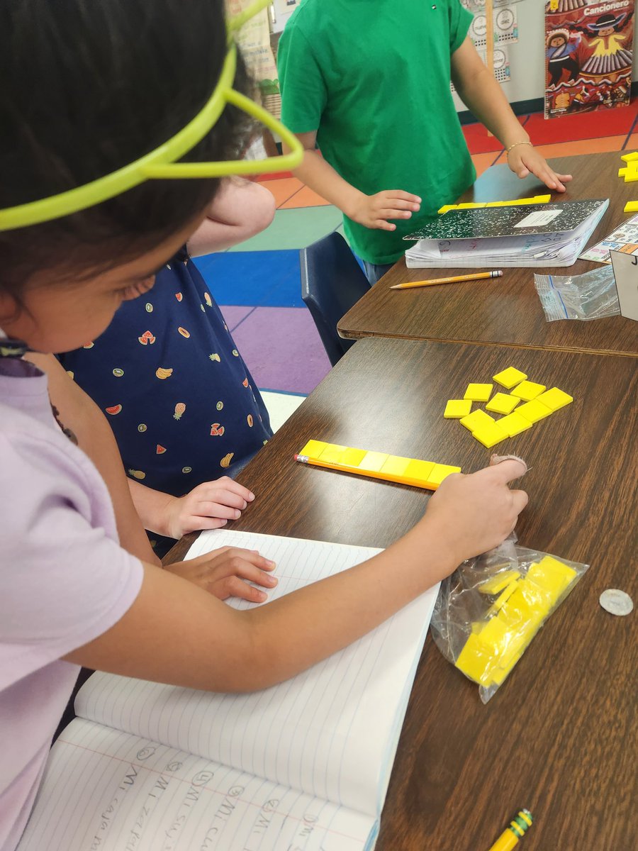 MrsGuillen2's tweet photo. New unit of measurement has started! We measured with non standard units using 1 inch tiles. Measuring desks, notebooks and even shoes! 🤓❤️📏 @NISDElemMath @NISDBurke https://t.co/IiLg818lVy