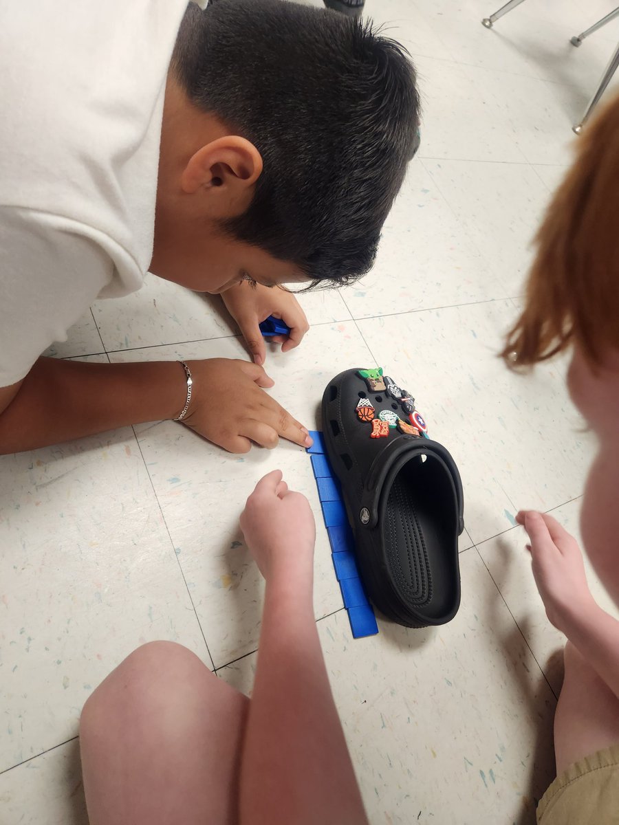 MrsGuillen2's tweet photo. New unit of measurement has started! We measured with non standard units using 1 inch tiles. Measuring desks, notebooks and even shoes! 🤓❤️📏 @NISDElemMath @NISDBurke https://t.co/IiLg818lVy