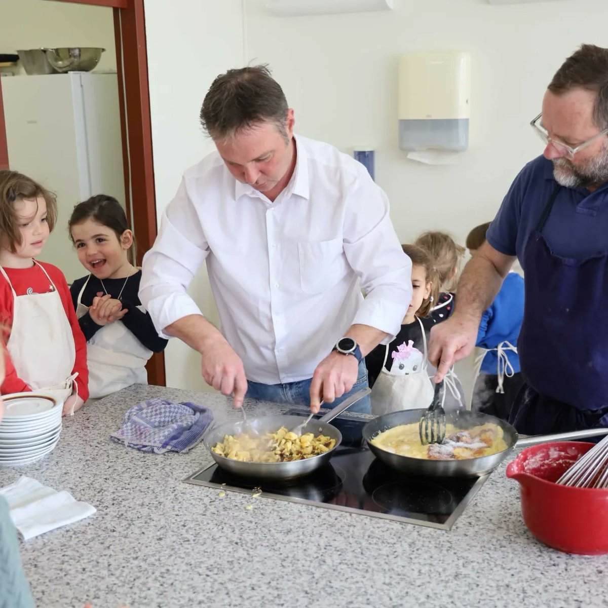 Jedem Kind das Recht auf ein gutes, warmes Essen! Kinderessen neu denken: Traiskirchen setzt gemeinsam mit @pepssch Sepp Schellhorn neue Maßstäbe beim Essen für unsere Kleinsten! Nur das Beste für unsere Kleinsten, das ist unser Motto in Traiskirchen. (1/7)