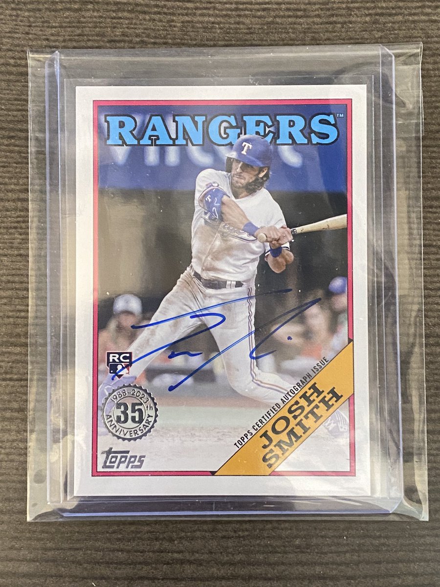 cubsfanstan's tweet photo. Another auto in another hanger box! Not as good as the first but better than nothing.  #baseballcards https://t.co/K8mIH9Na91