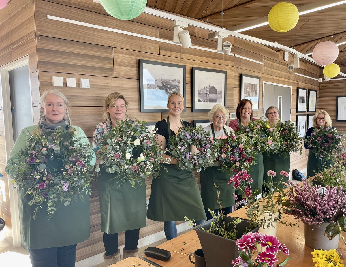 SkegnessLisa's tweet photo. Another fabulous morning at the North Sea Observatory for a Spring wreath workshop, thank you @LincolnshireCC for providing such a fabulous venue, the feedback has been amazing #NorthSeaObservatory #ChapelPoint #SpringWreath #Floristry https://t.co/Mx1sJQasDc