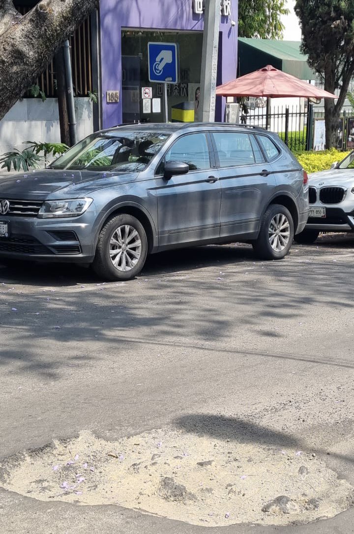 sofiapca's tweet photo. Bache muy grande entre Monthe Athos 185 y 189 Lomas de Chapultepec@AlcaldiaMHmx Colonia Bosques de las Lomas. Podrían programar su atención @mauriciotabe @MHcesac ? Muchas gracias https://t.co/WeKZ100uSJ