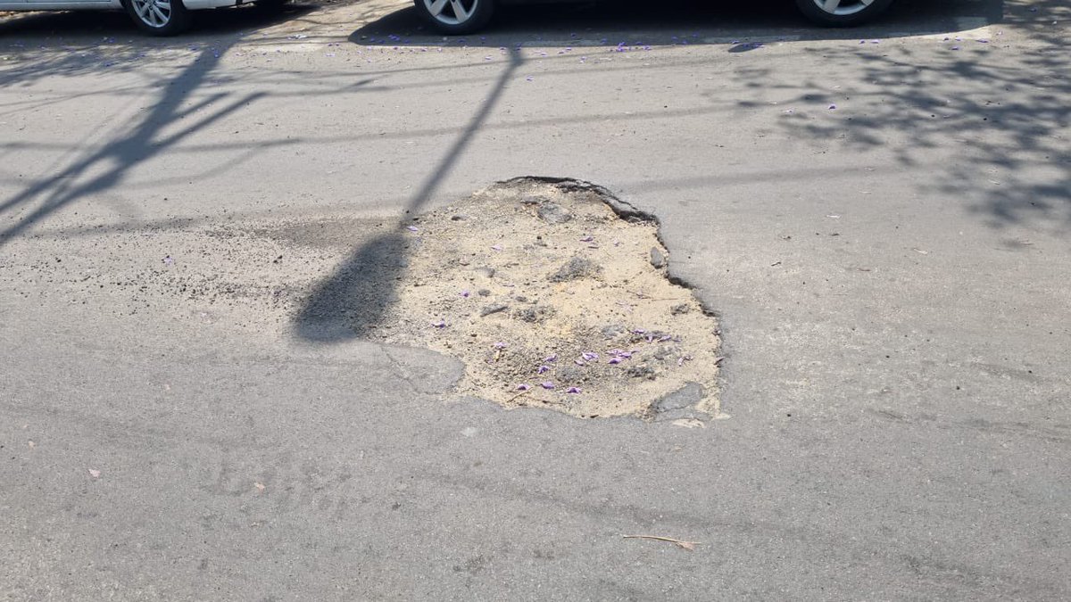 sofiapca's tweet photo. Bache muy grande entre Monthe Athos 185 y 189 Lomas de Chapultepec@AlcaldiaMHmx Colonia Bosques de las Lomas. Podrían programar su atención @mauriciotabe @MHcesac ? Muchas gracias https://t.co/WeKZ100uSJ