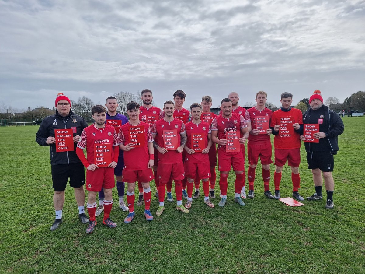 Both teams showing their support for <a href="/theredcardwales/">SRtRC Wales | Cymru 🏴󠁧󠁢󠁷󠁬󠁳󠁿</a> before this afternoon's fixture. Big thank you to <a href="/CPDLidoAfan/">Afan Lido F.C.</a> for getting involved, including their supporters 💙💛
