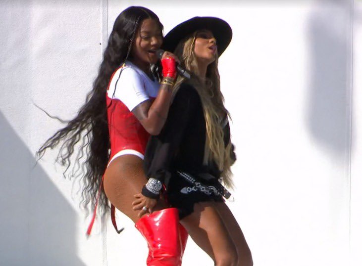 BrunnaTeam's tweet photo. Olha quem apareceu no palco do Lollapalooza.
Brunna Gonçalves com Ludmilla.
#LudmillaNoMultishow https://t.co/RkaiU5hbdH
