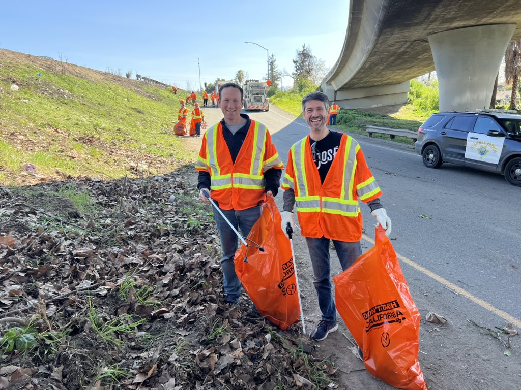 JoshFryday's tweet photo. Springing into Action with #CleanCA and @CityofSanJose.
Super fun morning with Mayor @MattMahanSJ, @CaltransHQ , fellows from #CACollegeCorps #CAYouthJobsCorps #ClimateActionCorps and all the Vols!
Making streets Cleaner AND Safer together! https://t.co/4TuE6p35k0