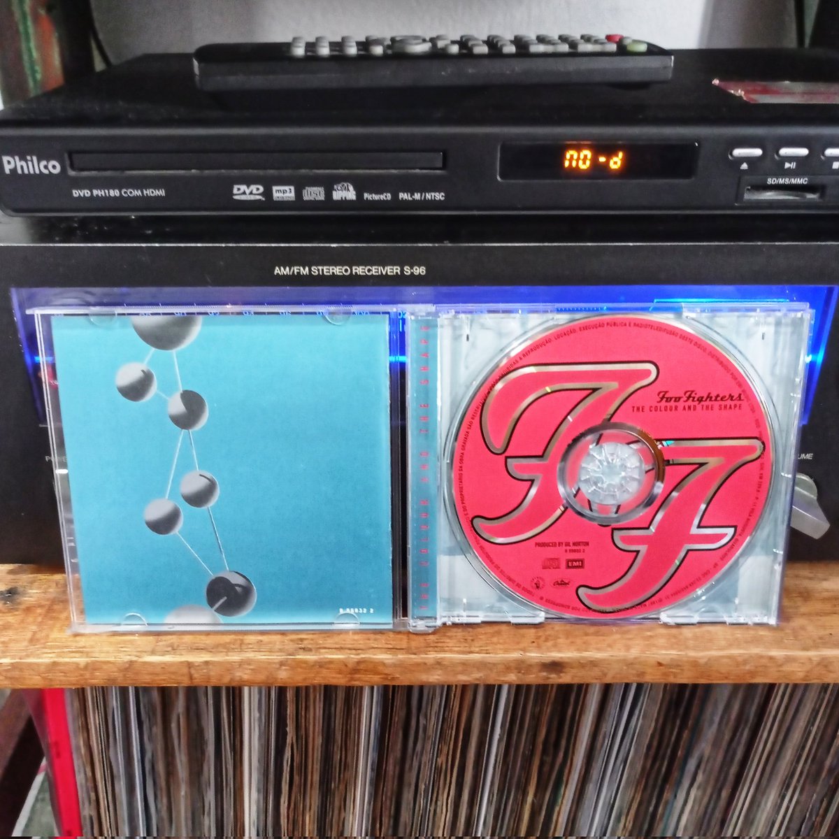 RogerioRocker's tweet photo. Foo Fighters - The Colour And The Shape #cd #emimusic #sonopress #rimodaamazonia #capitolrecords #id855832 #cdpost #cdcollector #cdcollection #discoécultura #discocollection #compactdisc #digitalaudio #gradiente #s96 #philco #ph180
https://t.co/CsIlOvlgMw https://t.co/4yebNR9LIx