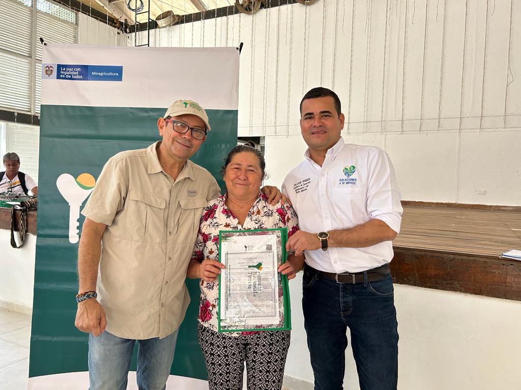 HeydeerPalacio's tweet photo. 👨🏻‍🌾¡En Guaviare avanza la reforma rural integral!🇸🇱

💙 Más de 84 familias ya cuentan con los títulos de propiedad que los acredita como propietarios de 2mil hectáreas en el Guaviare. En total 118 familias recibieron títulos que les permiten acceder a créditos y otros beneficios. https://t.co/sk68kldkJR