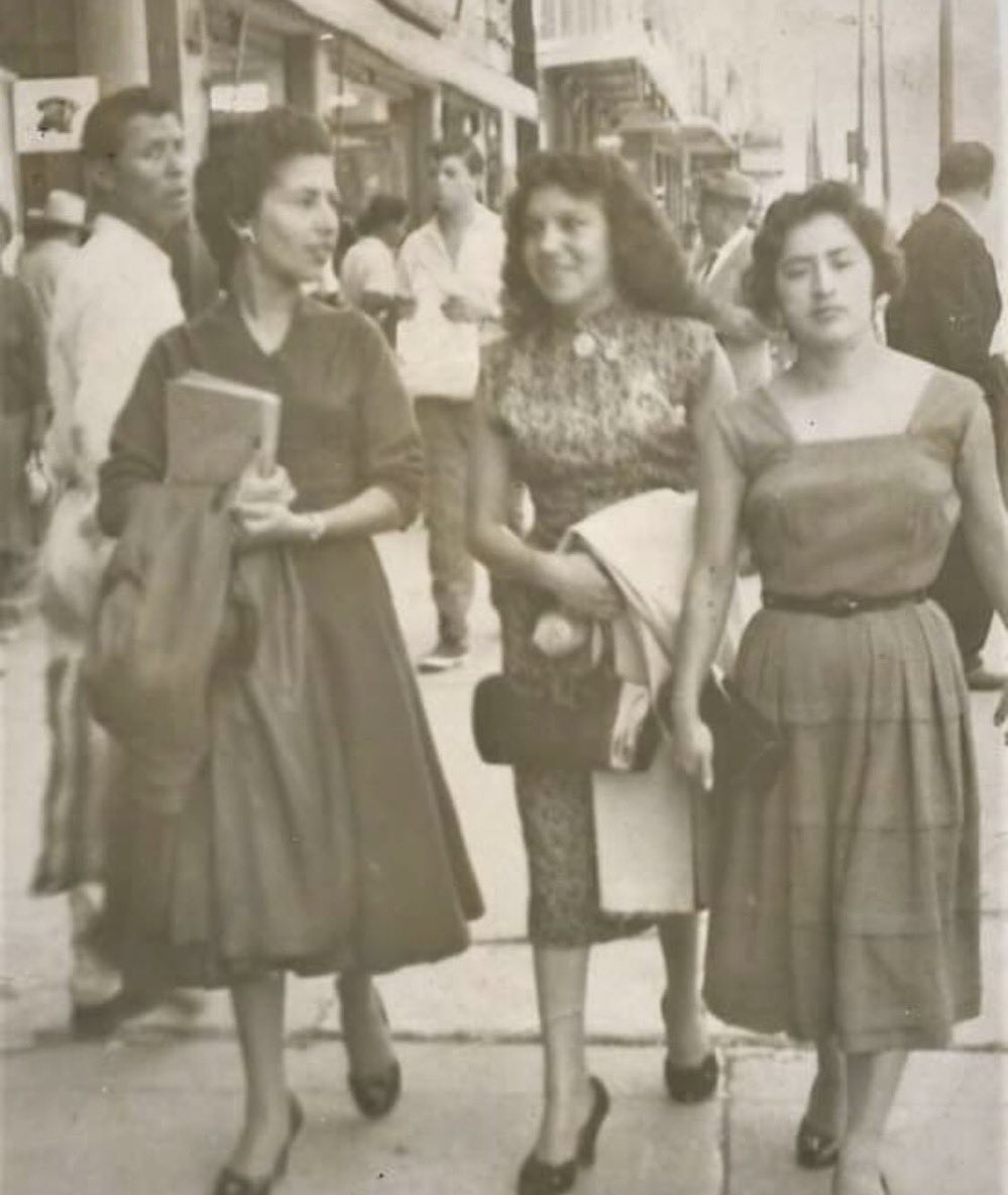 Cuauhtemoc_1521's tweet photo. En los cincuentas era común que le tomaran fotos a los peatones que caminaban por el centro histórico para después ofrecérselas para que las compraran. La imagen que comparto es del tipo mencionado,en la calle de Sn Juan de Letrán.Qué famoso personaje aparece en la foto? Será él? https://t.co/WTbRmGCpEV