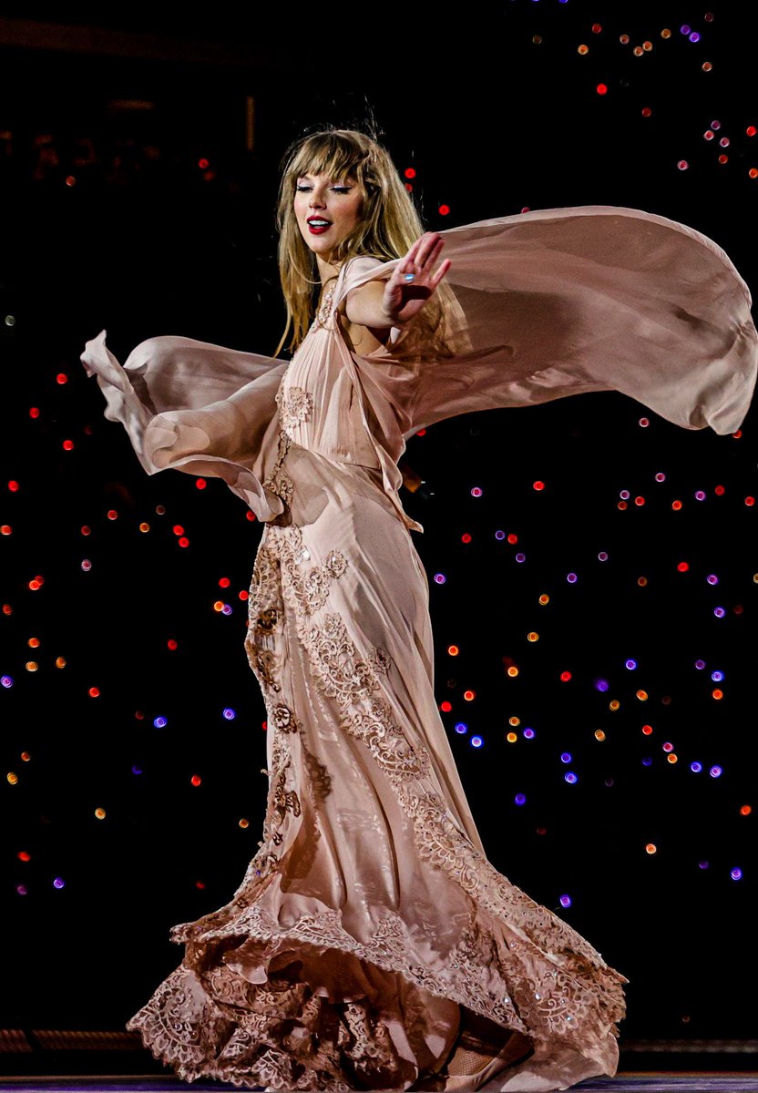 TSUpdatesPY's tweet photo. 📸| The third night of "The Eras Tour" at Allegiant Stadium in Las Vegas. https://t.co/3erLRps3Zj