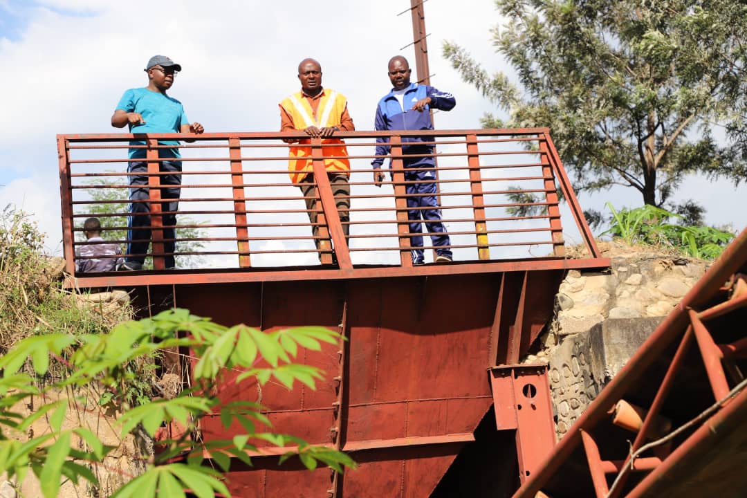 ARBurundi's tweet photo. La Descente du Ministre @MielsBurundi s'est poursuivie à la #gareroutière,à l'ex #SETEMU @ObuhaOffice ,au Q.#Kigobe et à la Salle des Conférences en cours de construction à #Rohero.L'obejectif étant de constater les engins indispensable en construction des Infrastrutures. https://t.co/Cf9kEFnjhH