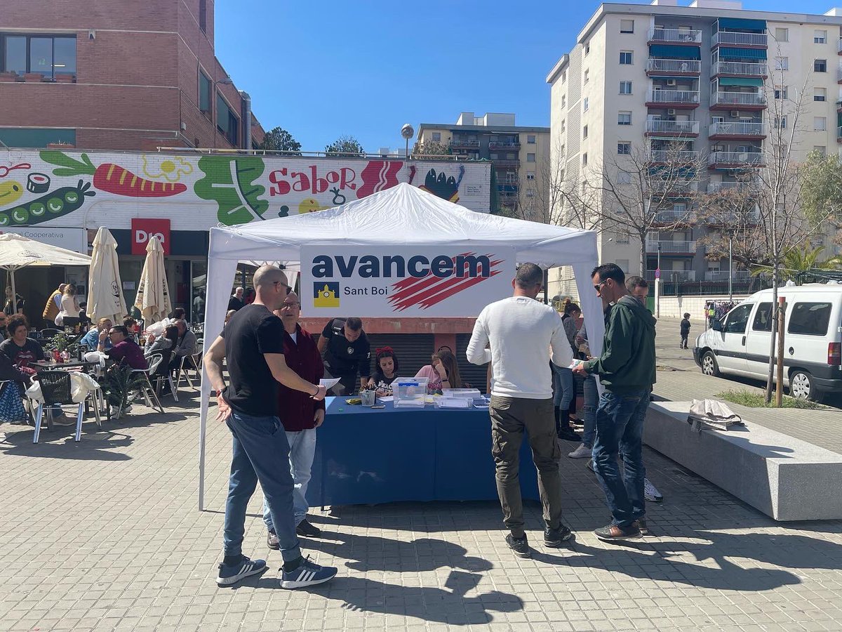 avancem_sb's tweet photo. ➡️ Aquest matí hem estat a peu de carrer amb diferents veïns i veïnes davant del Mercat de Ciutat Coopertiva.

🗣️Hem parlat de què els preocupa, què necessita la ciutat i quins
reptes té #SantBoi en els propers anys.

#carpainformativa #escoltem #parlem #millorem_sb #avancem_sb https://t.co/Sy83Lj2yxX