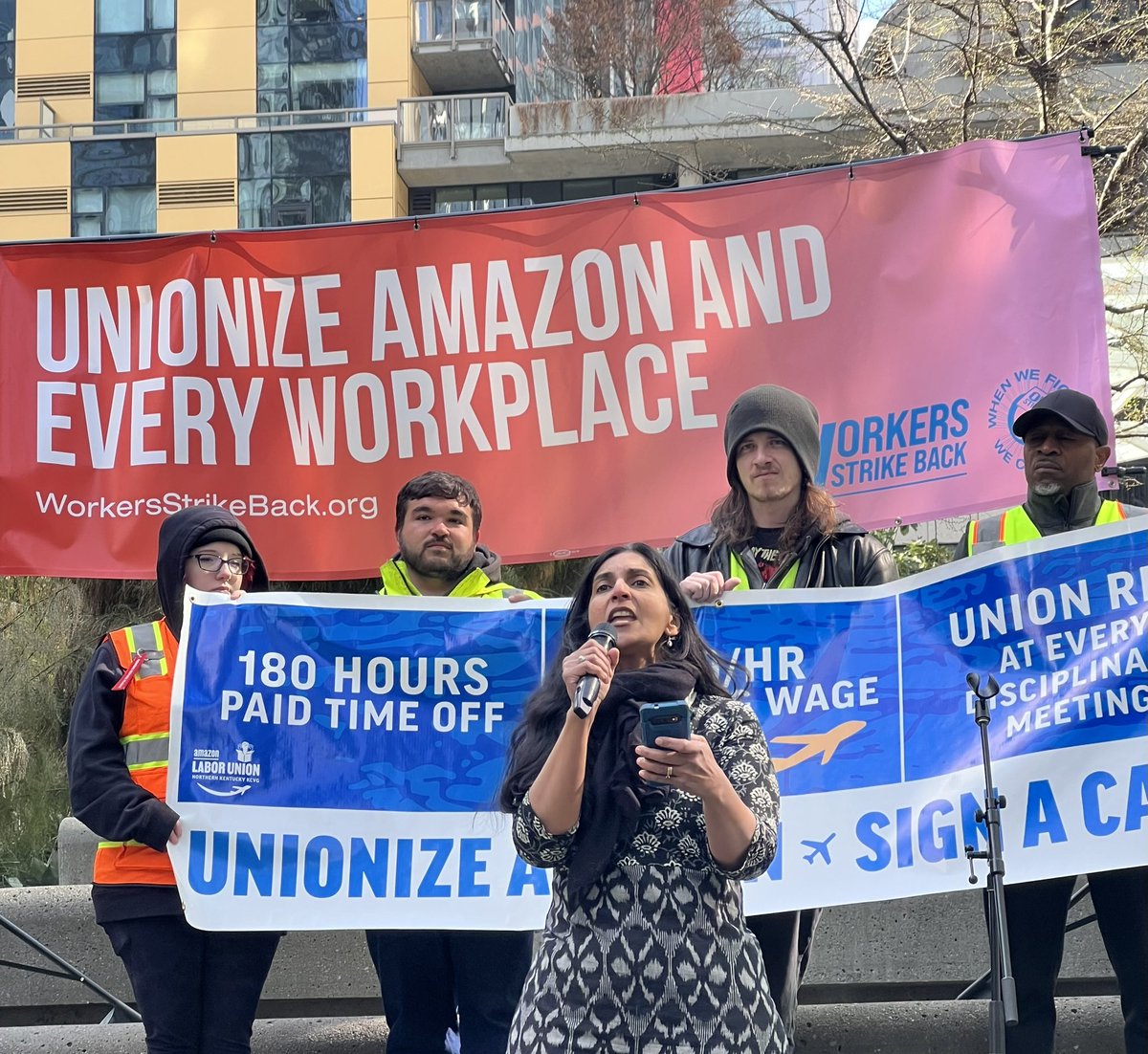 wrkrsstrikeback's tweet photo. Kshama Sawant @cmkshama “the gambling of the billionaires has created multiple bubbles…now they are getting bailed out by the Biden administration at the expense of the working class” “workers have no choice but to fight back…starting by unionizing” #unionizeAmazonKCVG https://t.co/bD1yy50A23
